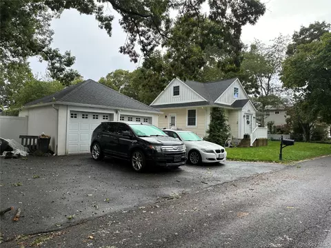 124 Bradford Ave, Holbrook, NY 11741