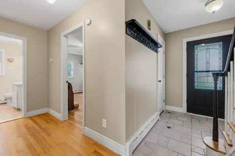 Entry Way - 4 Deer Run Rd, Poughkeepsie, NY 12603 photo 3 of 4