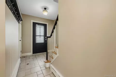 Entry Way - 4 Deer Run Rd, Poughkeepsie, NY 12603 photo 2 of 4