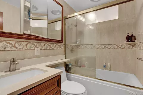 Bath - 300 Ellen Pl, Jericho, NY 11753 photo 3 of 5
