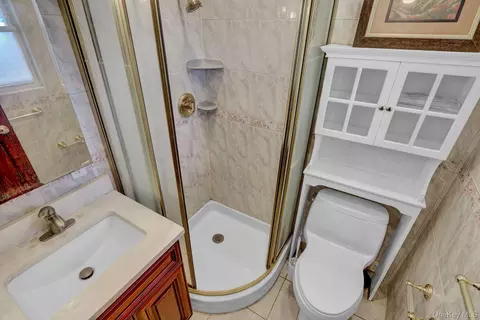 Bath - 300 Ellen Pl, Jericho, NY 11753 photo 4 of 5