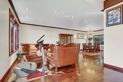 Living - 300 Ellen Pl, Jericho, NY 11753 photo 3 of 3
