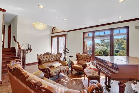 Living - 300 Ellen Pl, Jericho, NY 11753 photo 1 of 3