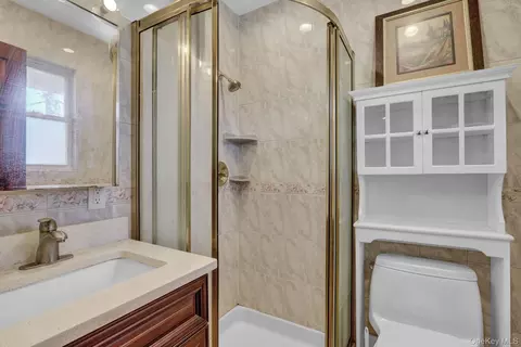 Bath - 300 Ellen Pl, Jericho, NY 11753 photo 5 of 5