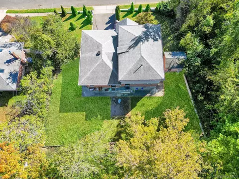 View/Area - 300 Ellen Pl, Jericho, NY 11753 photo 3 of 5