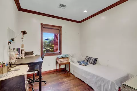 Bedroom - 300 Ellen Pl, Jericho, NY 11753 photo 4 of 4