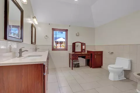 Bath - 300 Ellen Pl, Jericho, NY 11753 photo 2 of 5