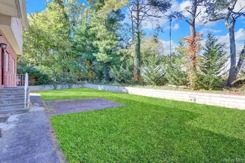 Exterior - 300 Ellen Pl, Jericho, NY 11753 photo 3 of 6