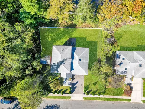 View/Area - 300 Ellen Pl, Jericho, NY 11753 photo 4 of 5