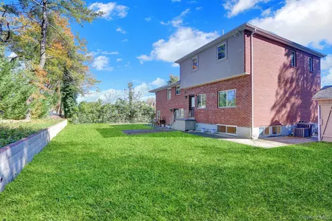 Exterior - 300 Ellen Pl, Jericho, NY 11753 photo 2 of 6