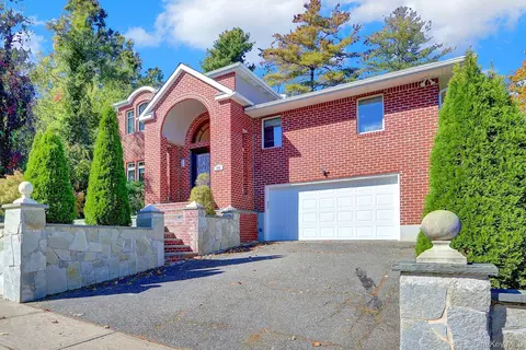 Exterior - 300 Ellen Pl, Jericho, NY 11753 photo 5 of 6