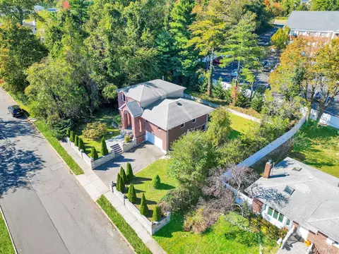 View/Area - 300 Ellen Pl, Jericho, NY 11753 photo 5 of 5