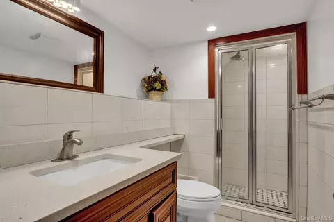 Bath - 300 Ellen Pl, Jericho, NY 11753 photo 1 of 5