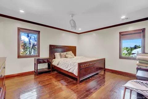 Bedroom - 300 Ellen Pl, Jericho, NY 11753 photo 2 of 4