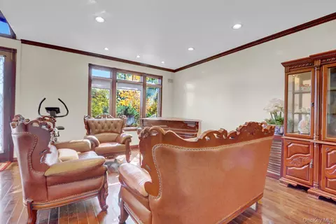 Living - 300 Ellen Pl, Jericho, NY 11753 photo 2 of 3