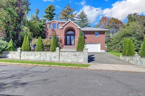 Exterior - 300 Ellen Pl, Jericho, NY 11753 photo 4 of 6
