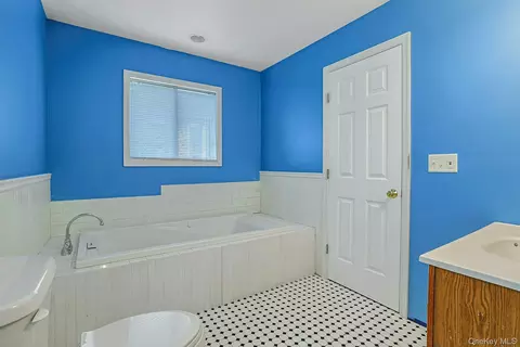 Bath - 19 Cambridge St E, Mount Pleasant, NY 10595 photo 2 of 3