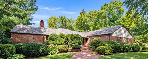 4 Broadlawn Ave, North Hempstead, NY 11024