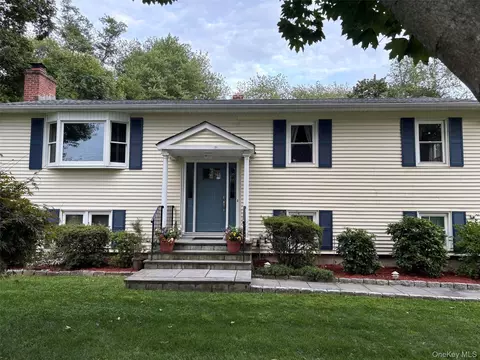 94 Overlook Dr, Mahopac, NY 10541