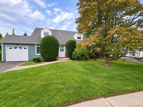29 Emerson Ct, North Hempstead, NY 11590