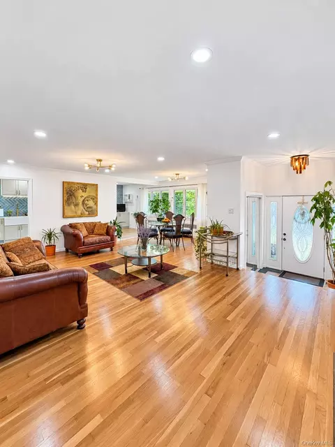 94 Massapequa Ave, Massapequa, NY 11758
