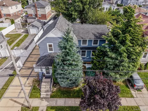 18 1st Ave, East Rockaway, NY 11518