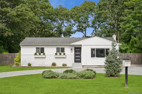 138 W Tiana Rd, Hampton Bays, NY 11946