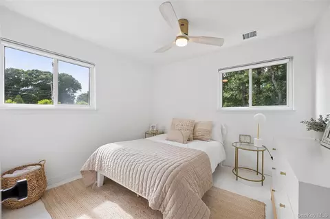 Bedroom - 138 W Tiana Rd, Hampton Bays, NY 11946 photo 2 of 3