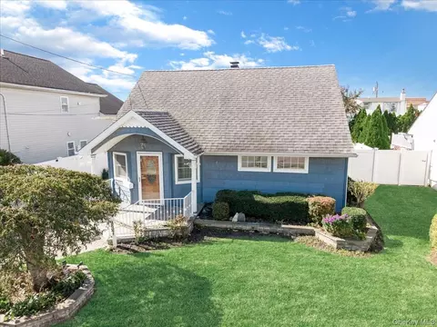 937 Mirabelle Ave, Westbury, NY 11590