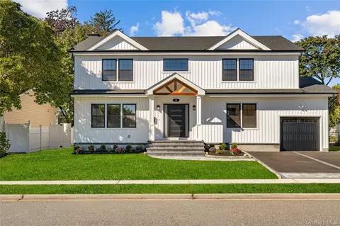 29 Melanie Ln, Syosset, NY 11791