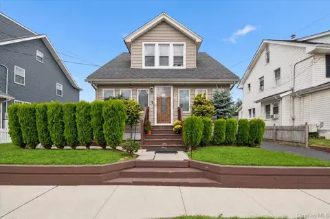 21 E Saint Marks Pl, Valley Stream, NY 11580