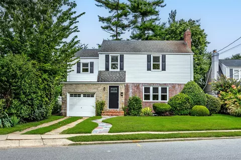 81 Rowe Ave, Lynbrook, NY 11563