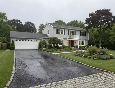307 Plymouth Ave, Brightwaters, NY 11718