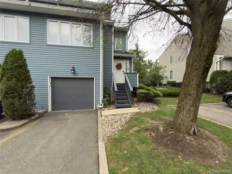 7 Village Grn, Clarkstown, NY 10954