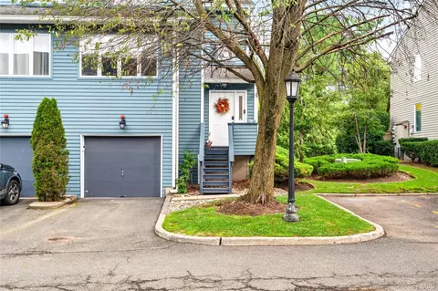 7 Village Grn, Clarkstown, NY 10954