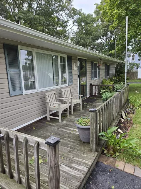 34 Floyd Rd, Shirley, NY 11967