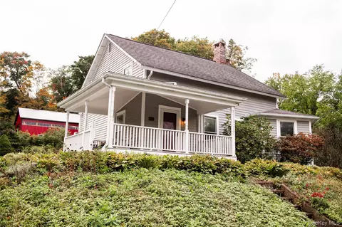 725 Traver Rd, Pleasant Valley, NY 12569