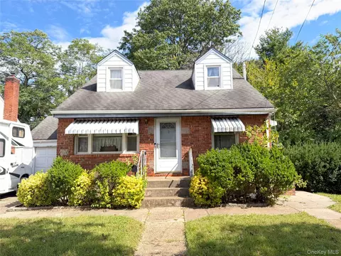 62 9th Ave, North Hempstead, NY 11501