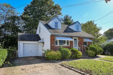62 9th Ave, North Hempstead, NY 11501