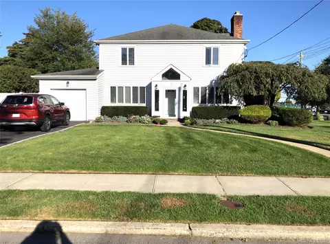 2 Amherst Pl, Massapequa, NY 11758