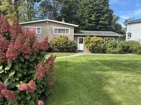 25 Fawn Ridge Dr, Cortlandt, NY 10567