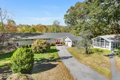 553 Hosner Mountain Rd, Stormville, NY 12582