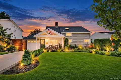 17 Woodpecker Ln, Levittown, NY 11756