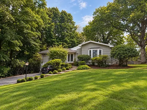 11 Greenbriar Dr, Mount Pleasant, NY 10514