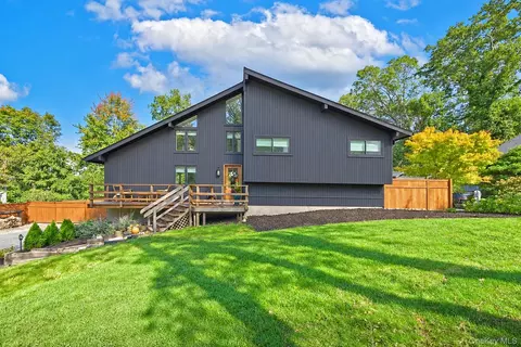10 Cathy Ct, Northport, NY 11768
