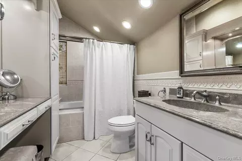 Bath - 3 Jerold St, Plainview, NY 11803 photo 2 of 2