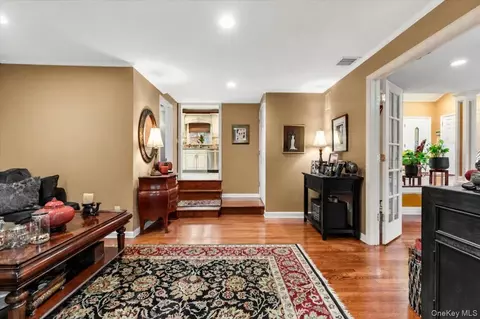 Entry Way - 3 Jerold St, Plainview, NY 11803 photo 2 of 2