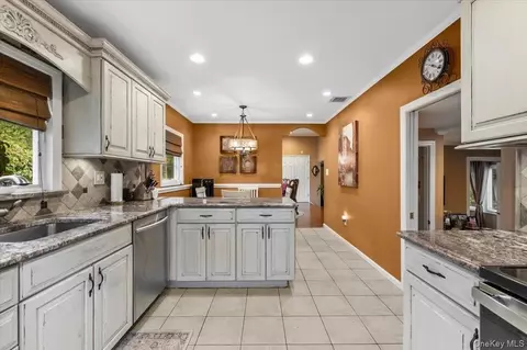 Entry Way - 3 Jerold St, Plainview, NY 11803 photo 1 of 2