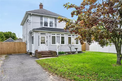 8 Juliet St, Bay Shore, NY 11706