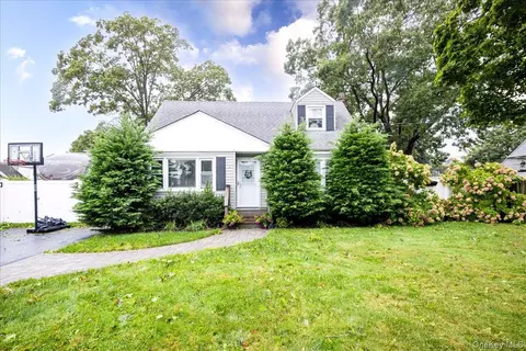 621 N Fulton Ave, Lindenhurst, NY 11757